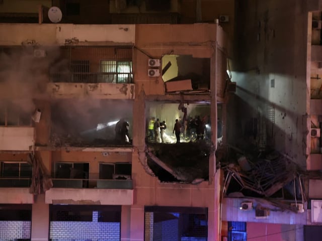 Das beschädigte Gebäude von aussen nach der Explosion in der Nacht.