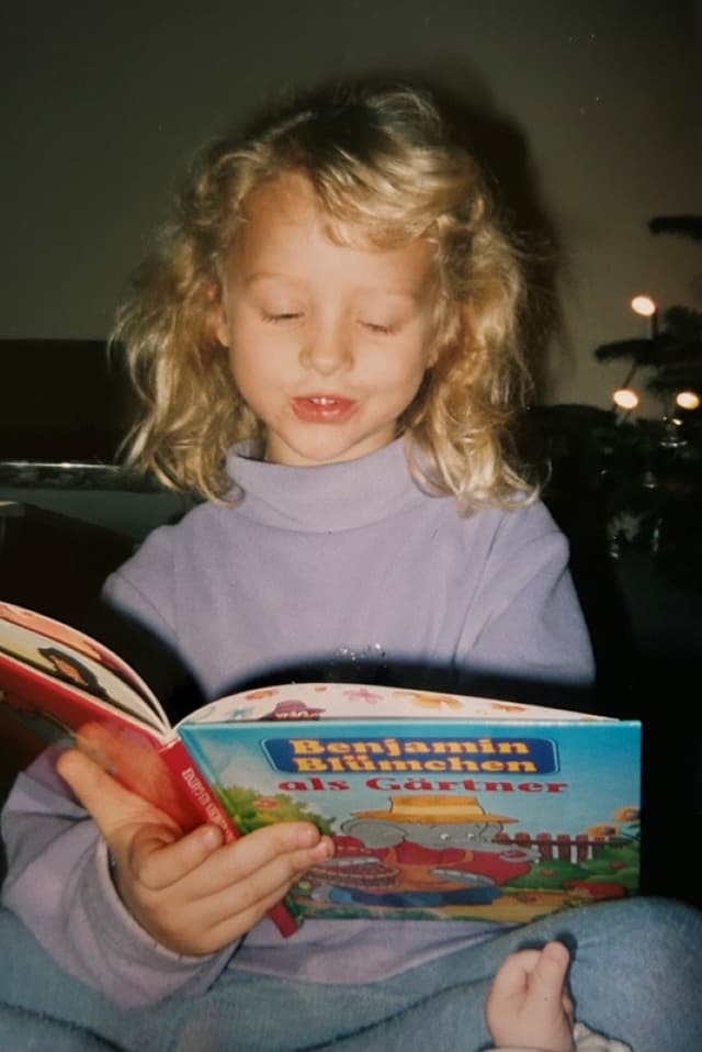 Michèle mit Buch