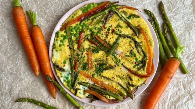 Frittata mit diversen Frühlingsgemüse: Spinat, Bundkarotten, grüner Spargel.