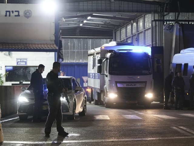 Ein israelischer Gefangenentransporter bringt palästinensische Insassen aus dem Gefängnis. 