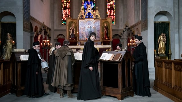 Mehrere Pfarrer stehen in einer Kirche