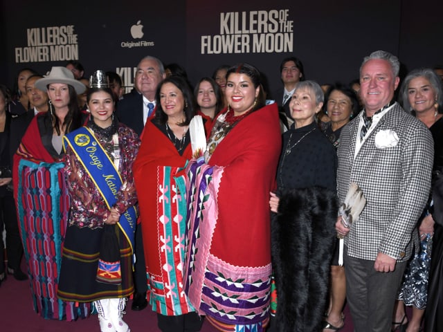 Mitglieder der Osage Nation stehen auf dem roten Teppich bei der Premierenfeier in New York.