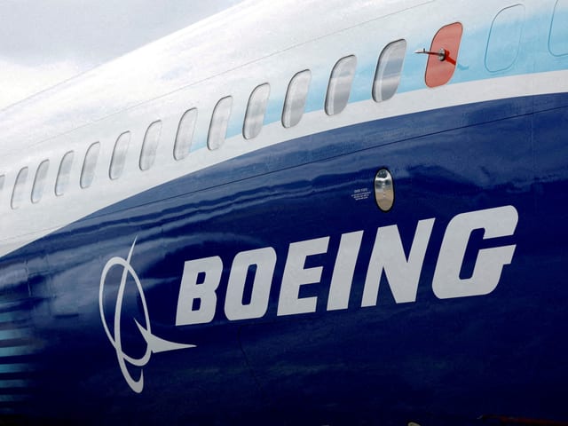 Das Logo der Boeing auf einem Flugzeug. 