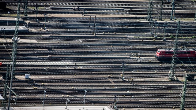 Symbolbild: Viele Bahngeleise, aber nur eine Lokomtive.