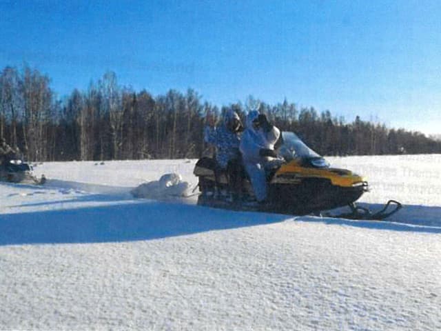 Ein Schneetöff auf einer verschneiten Ebene.