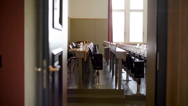 offene Tür zu einem Hörsaal der Universität Zürich