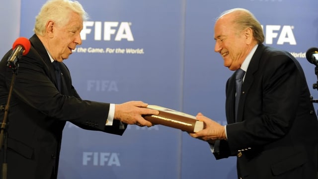 Frank Lowy übergibt Dokumente an Sepp Blatter