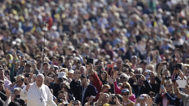 Der Papst wird gefeiert.