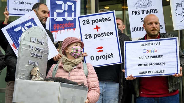 Demonstranten mit Plakaten