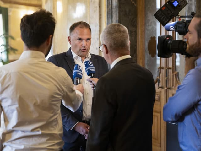 ARD-Korrespondent Reinhold Becker im Gespräch mit SVP-Wahlkampfleiter Marcel Dettling)