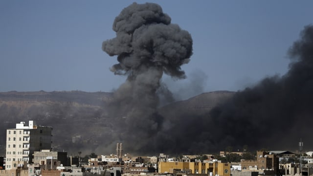 Eine Rauchwolke steigt nach einem Luftangriff über der jemenitschen Stadt Sanaa auf 