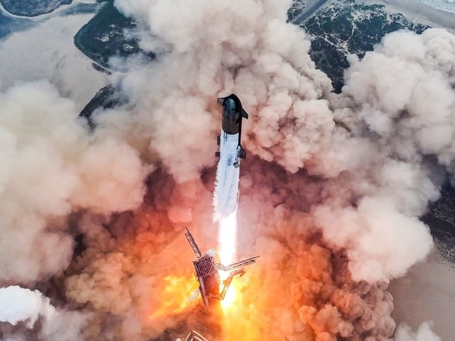 Startende Rakete mit viel Rauch und Feuer