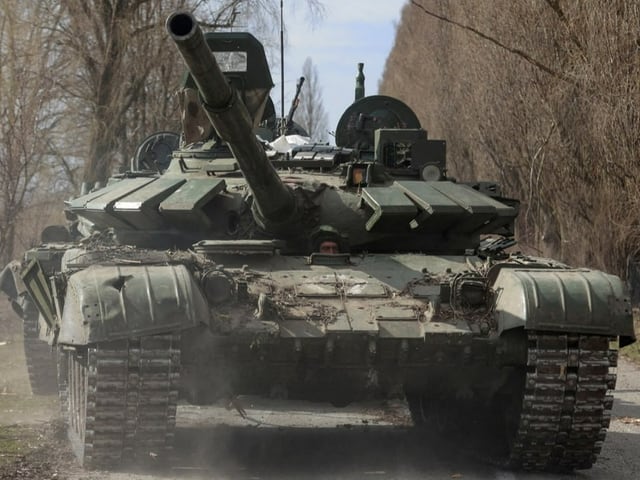 Ein ukrainischer Soldat fährt einen erbeuteten russischen T-72-Panzer in Lukianivka im März 2022. 