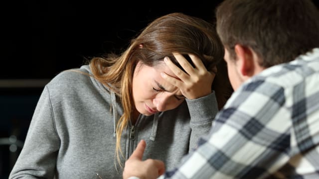 Ein Mann und eine Frau haben Stress.