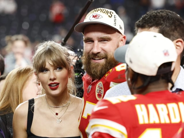 Taylor Swift und Travis Kelce inmitten von Menschen