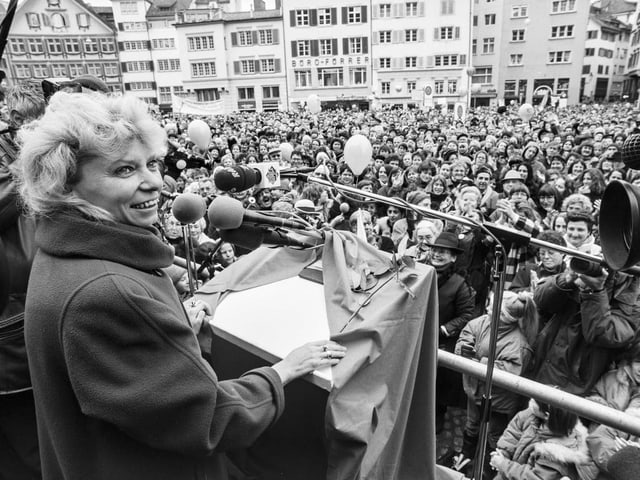 Christiane Brunner vor Publikum in Zürich