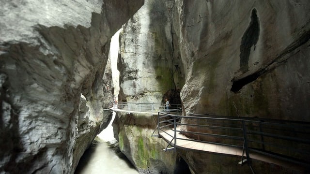 Schmaler Steg in einer Schlucht