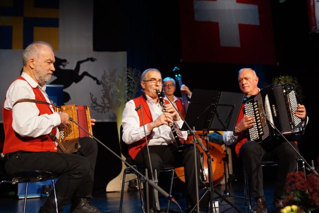 Musiker spielen auf der Bühne.