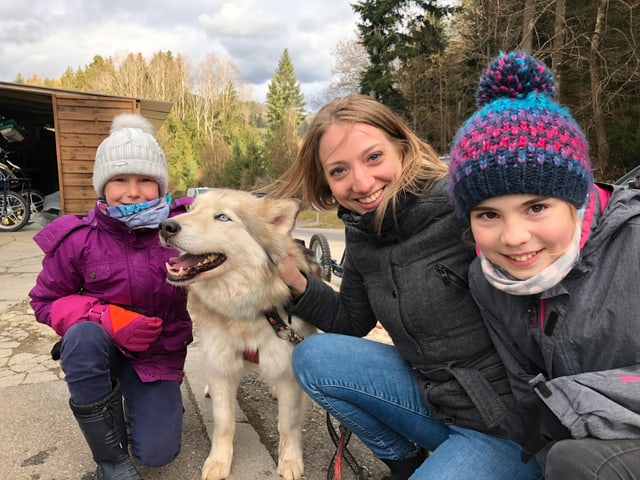 Gruppenfoto von Aline, Sina, Anna und einem Husky.