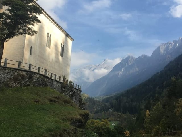 Kapelle steht an steilem Abhang.