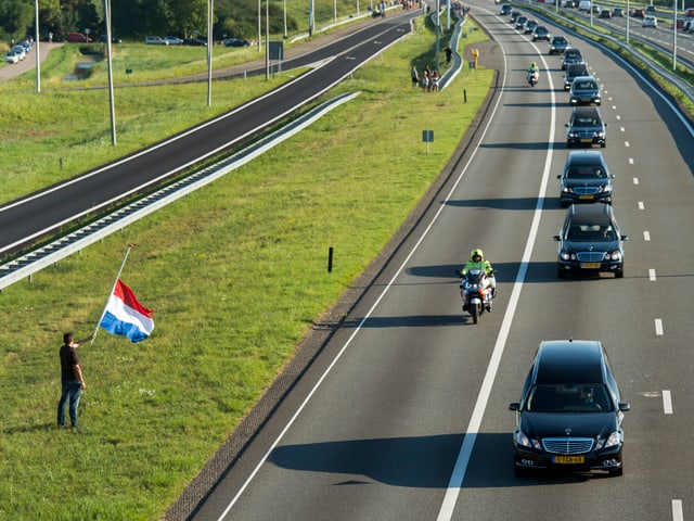 Seit Mittwoch fährt täglich eine lange Trauerkolonne von Leichenwagen durch die niederländische Landschaft. Am Samstag kommt der vorläufig letzte Transport an.