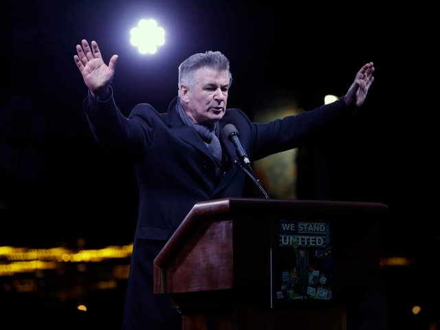 Schauspieler Alec Baldwin spricht zu den Demonstranten in Washington. 