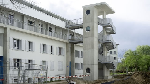 Haus von aussen, die zusätzlichen Stöcke sieht man.