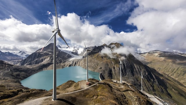 Der Griessee und vier Windräder. Es ist ein spektakuläres Bild. Mit einer unglaublichen Tiefe.