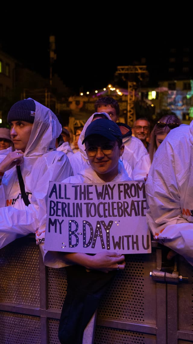 Fanin von Rita Ora mit Schild auf dem steh, dass ei von Berlin extra gekommen sei um ihren Geburtstag zu feiern. 