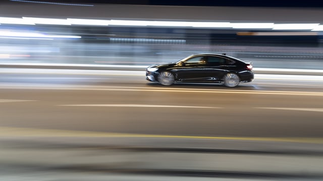 Auto fährt auf Strasse