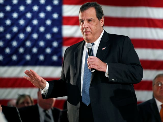 Chris Christie vor einer amerikanischen Flagge.