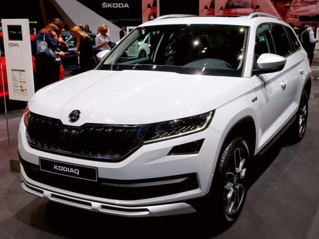 Ein Škoda Kodiaq steht auf einer Automesse.