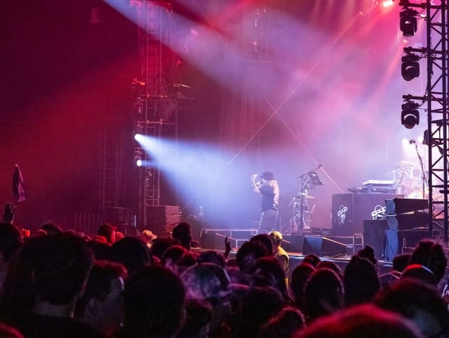 Tash Sultana performt auf der Sternenbühne am Openair St. Gallen