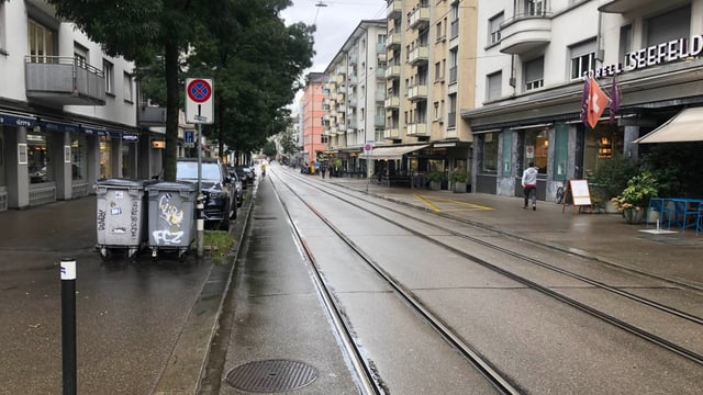 Kaum Laufkundschaft in der Zürcher Seefeldstrasse an einem verregneten Tag während der Rad-Weltmeisteschaft