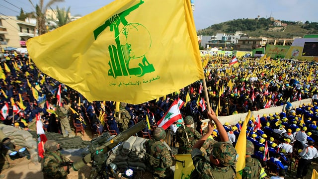 Anhänger der Hisbollah mit Fahnen