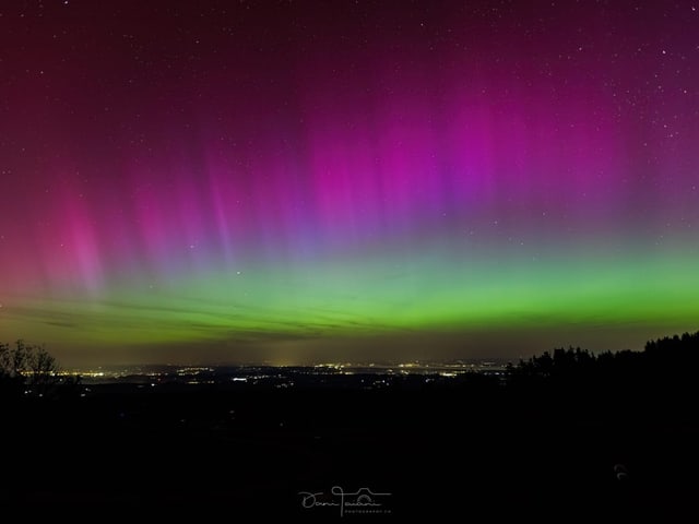 Farbige Polarlichter am Himmel