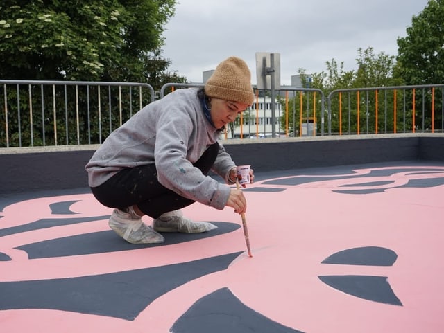 Künstlerin Patrizia Stalder bei der Arbeit