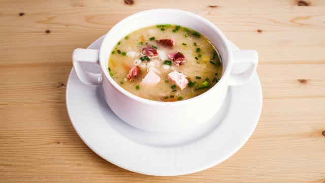 Suppenschüsselchen mit Gerstensuppe.