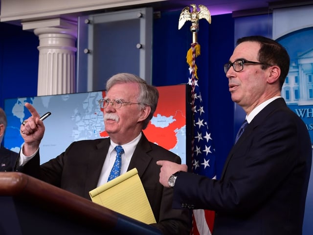 John Bolton und Finanzminister Steven Mnuchina am Stehpult an der Medienkonferenz.