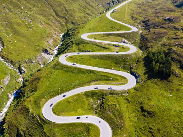 Geschlängelte Strasse in grüner Landschaft