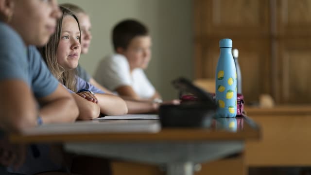 Schülerinnen und Schüler im Schulzimmer.