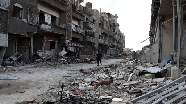 Ein zerbombter, mit Schutt und Trümmern übersähte Strasse in Jobar, Damaskus.