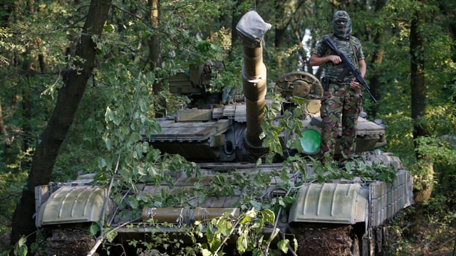 Prorussischer Separatist auf einem Panzer