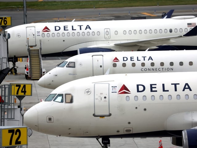 Mehrere Delta-Flugzeuge am Flughafen-Gate.