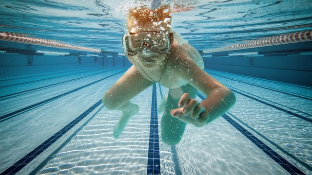 Junge mit Tauchermaske in Schwimmbad