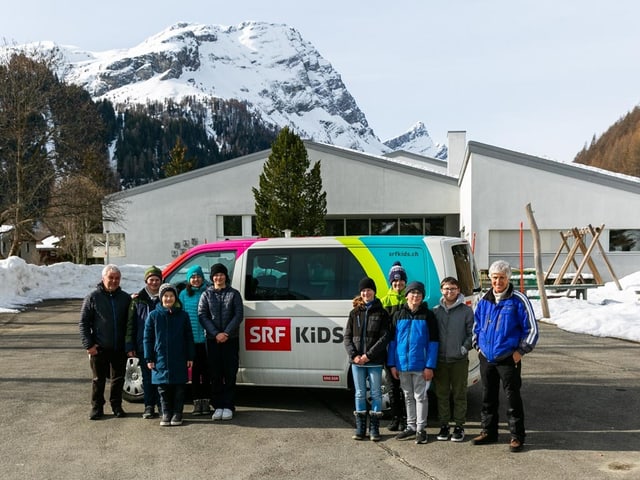 Kinder der Klasse mit SRF Kids Bus