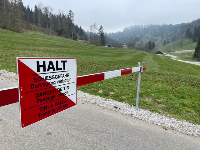 Ein rotes Halt-Schild «Durchgang verboten»