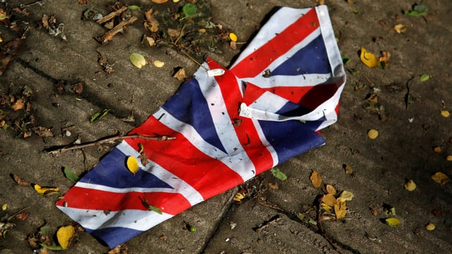 Die Grossbritannien-Flagge, zerknüllt am Boden.