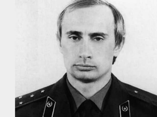 Schwarzweissfoto: Junger Mann (Putin) in Uniform