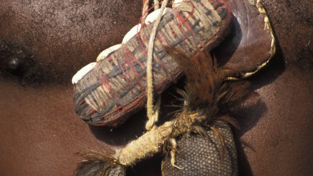 Afrikaner mit Amuletten auf der Brust